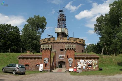 zmeliorowanie tarasu górnego, demontaż wieży radiowej, pozostałej po jednostce Armii Radzieckiej oraz remont kapitalny wnętrza Fortu. Miejsce realizacji projektu ul.