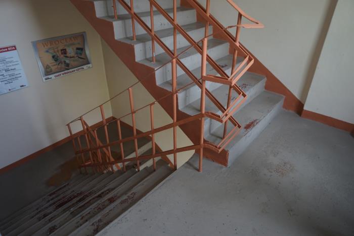Fot. 10 Budynek B, żelbetowa klatka schodowa Posadzki brak widocznych uszkodzeń, odspojeń, ubytków w fugach, stan techniczny dobry Dach konstrukcja dachu w dobrym stanie, brak nadmiernych ugięć,
