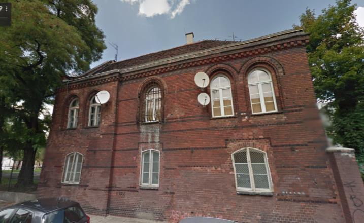 schodowa stalowa klatka schodowa z ażurowymi podstopnicami w stanie technicznym dobrym, konstrukcja zabezpieczona antykorozyjnie, brak widocznych śladów korozji Fot.