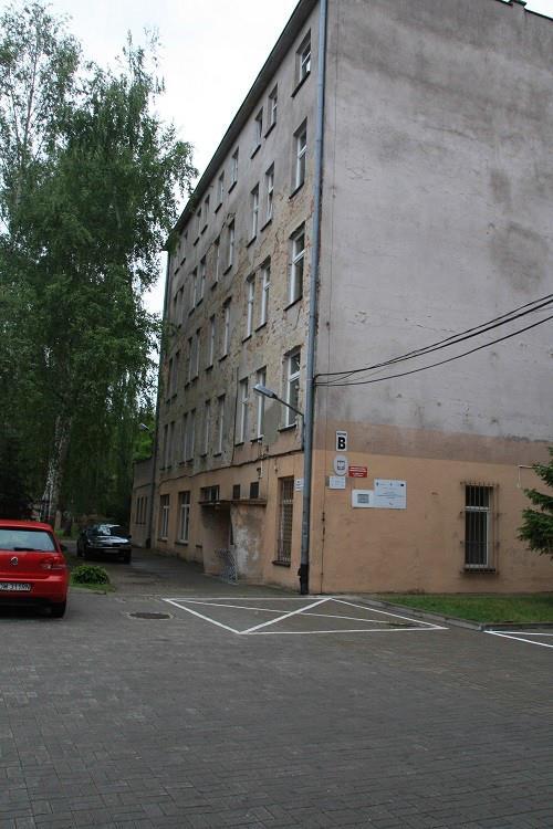 jednospadowym dachu. Fundamenty betonowe. Ściany murowane z cegły. Stropy żelbetowe na belkach stalowych. Dach stromy, konstrukcja dachu drewniana.