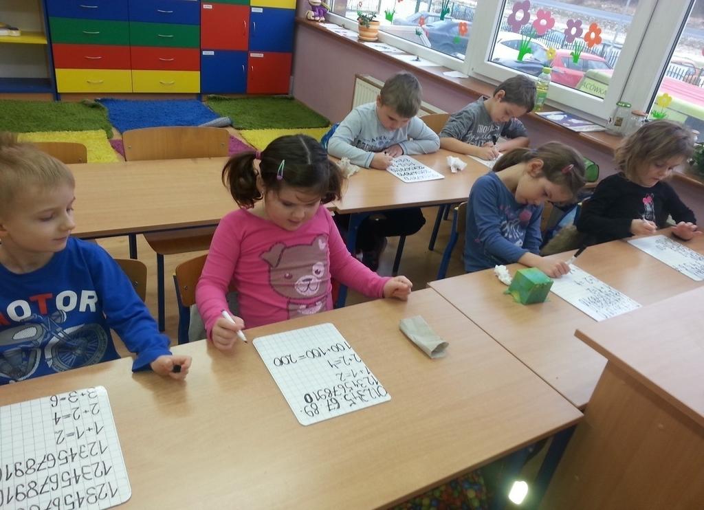 Dzieci na podstawie wiersza oraz własnych doświadczeń opowiadały o zwyczajach sylwestrowych.
