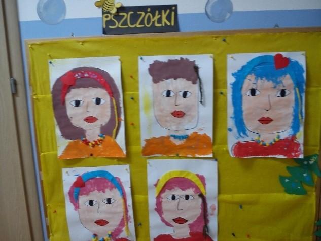 Dlatego w minionym tygodniu przedszkolaki zapoznały się z tematem ich dokarmiania. Poznały nazwy ptaków( wróbel, gołąb, sikorka),ich wygląd, zwyczaje oraz preferencje,jeśli chodzi o rodzaj pokarmu.