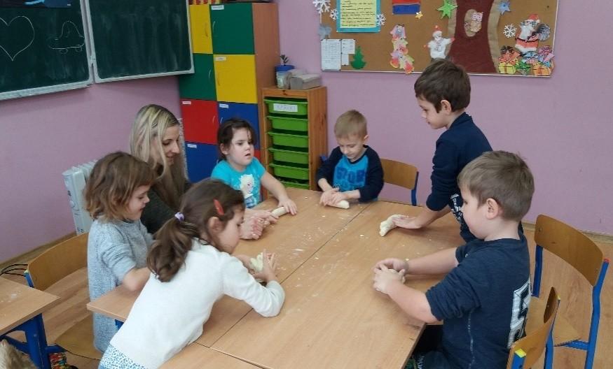 Drugi tydzień poświęcony był zimie a dokładnie zimowej pogodzie. Dzieci dowiedziały się co to jest śnieg i skąd się bierze.
