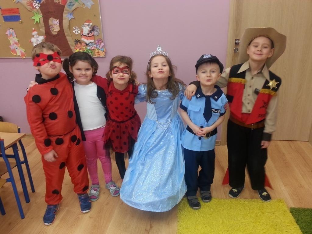 W ostatnim tygodniu mówiliśmy o karnawale. Dzieci poznały pojęcie karnawał. Rozmawialiśmy na temat balów i strojów karnawałowych.