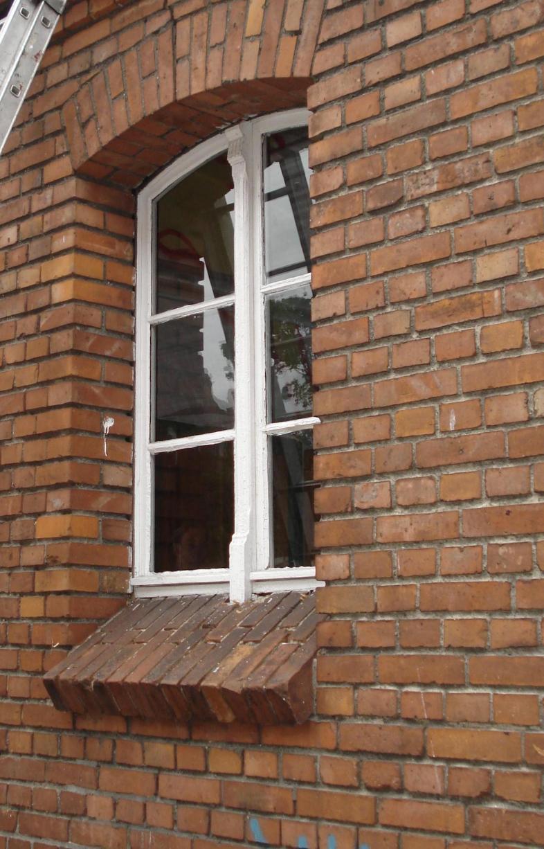 Szacowany współczynnik przenikana ciepła dla szyb U 3 W/m 2 xk. Konieczna jest wymiana tych okien Nowe okna wykonać w konstrukcji zespolonej, drewnianej. Szklenie szkłem bezpiecznym.