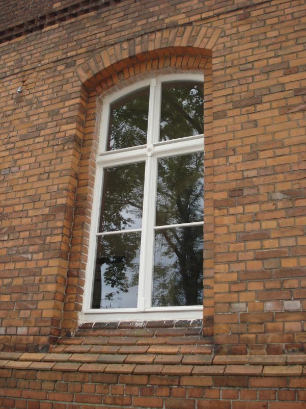 Fot. 15. Wszystkie okna w ścianie zachodniej widoczne na fot. 4, trzy okna w mansardzie od strony ul. Mazurskiej z fot.
