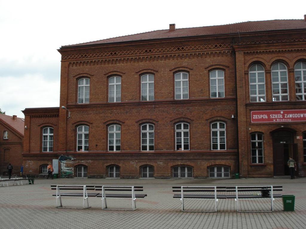 4. Opis stanu istniejącego budynków Budynek Główny Fot. 1. Fragment elewacji od ul. 3 Maja Wybudowany w 1877 r. z przeznaczeniem jako budynek szkolny. Mieściło się w nim Gimnazjum Królewskie.