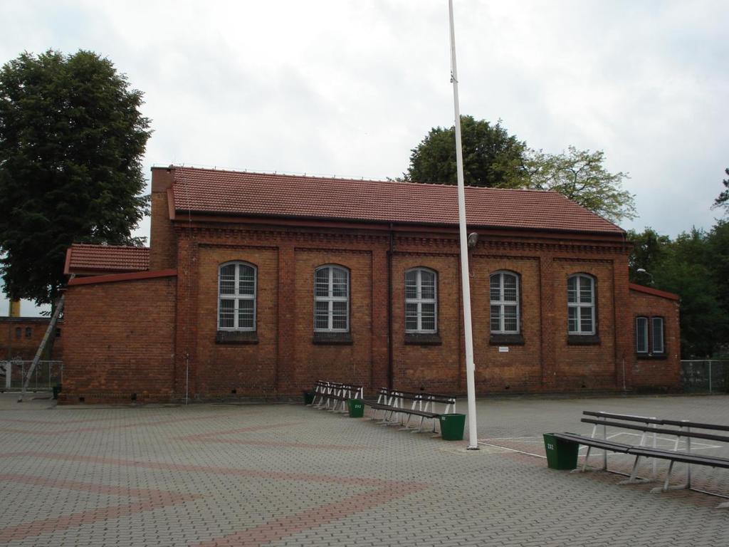 Sala Gimnastyczna Fot. 2. Elewacja północna Wybudowany w 1877 r. z przeznaczeniem jako sala gimnastyczna dla uczniów Gimnazjum Królewskiego. Funkcja budynku została zachowana do dziś.