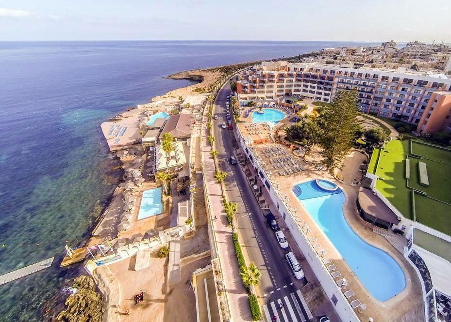 Zaledwie krótki spacer dzieli hotel od najbliższych kamienistych i piaszczystych plaż.