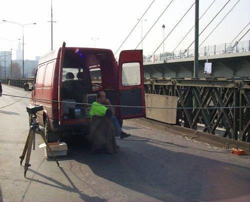 Praca zaiera opis opracoanego systemu pomiaroego (ze szczególnym uzględnieniem algorytmu przetarzania obrazu), alizę iarygodności metody (raz z jej testami laboratoryjnymi i poloymi) przedstaienie