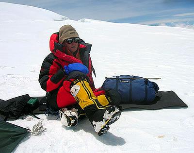Anna Czerwińska na "plaży" pod Makalu (fot. makalu.entre.pl) Gasherbrum I - próbę zdobycia szczytu podjęli Anna Czerwińska, Tamara Styś i Darek Załuski.
