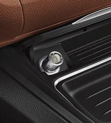 Ekskluzywna wersja systemu Travel & Comfort oferowana jest w matowej czerni ze srebrnymi akcentami i stanowi doskonałe uzupełnienie stylowego wnętrza Twojego BMW serii Coupé.