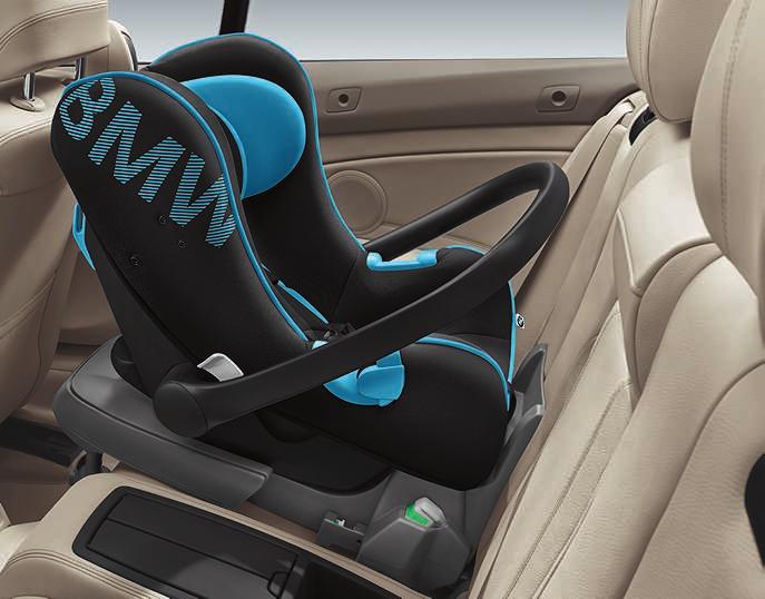 wypełnionym powietrzem poduszkom, które chronią głowę dziecka przy zderzeniach bocznych, a w codziennym użytkowaniu są przyjemnie miękkie. Fotelik BMW Baby Seat grupy + z ISOFIX (fot.