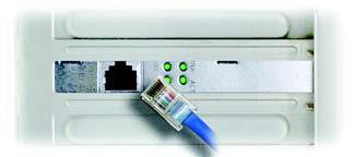 C Podłącz jeden koniec kabla sieciowego Ethernet (RJ-45) do gniazda karty sieciowej w