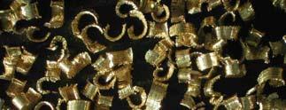 Kształty wiórów badanych mosiądzów w zależności od prędkości obrotowej wrzeciona The shape of chips from studied brasses in dependence on spindle rotation speed Tablica 4 Table 4 Kształt wióra przy