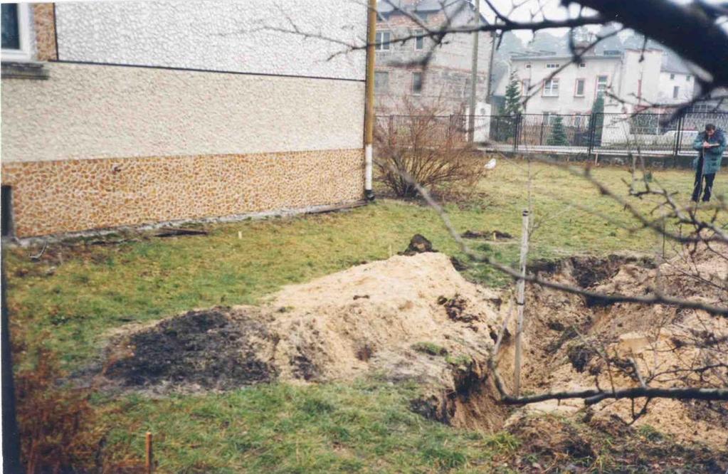 WARSZTATY 2007 z cyklu: Zagrożenia naturalne w górnictwie Rys. 1.2. Zapadlisko powierzchniowe powstałe w 1997 r. Fig. 1.2. Sinkhole appeared in 1997 year Po powstaniu zapadliska w 1997 r.