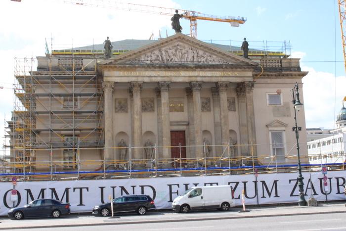 Oprócz budowanego od podstaw zamku w Berlinie, trwa remont berlińskiej opery na Unter den Linden, również w sercu stolicy.