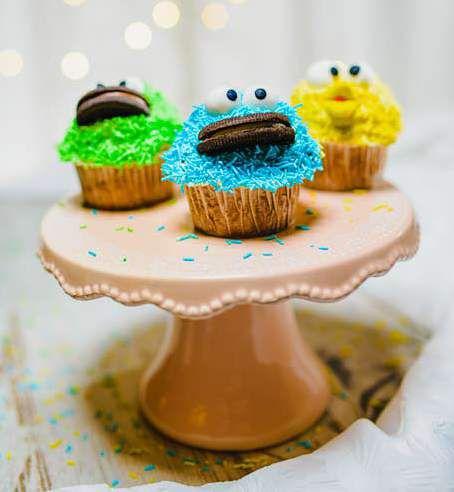 Babeczki różne smaki Cupcakes various favors 5,00 zł Zapraszamy Państwa także do witryny z ciastami, w której znajdują się inne nasze słodkie wyroby lub prosimy zapytać kelnera.