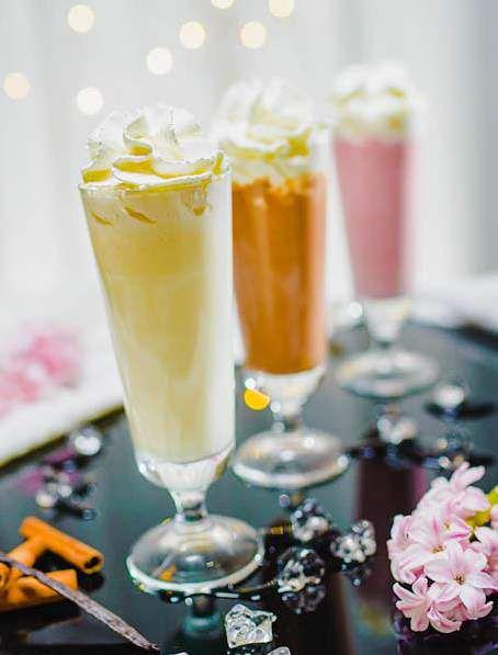 ShaKE Waniliowy / Vanilla 300 ml 8,00 zł 2x lody waniliowe, mleko, bita śmietana 2x vanilla ice-cream, milk, whipped cream Czekoladowy / Chocolate 300 ml 8,00 zł 2x lody czekoladowe, mleko, bita