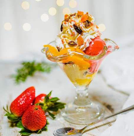Fantazja lody truskawkowe, czekoladowe i waniliowe, bita śmietana, owoce, bakalie