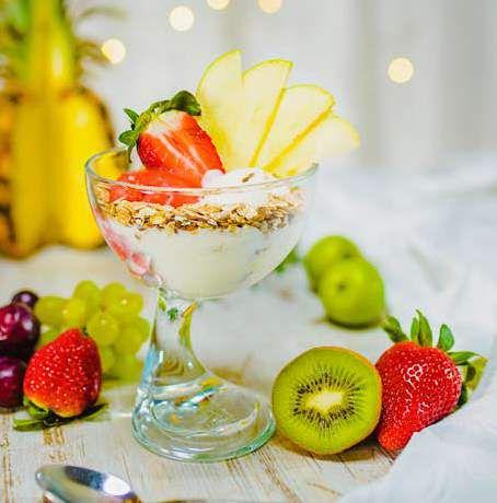 delicacies 14,00 zł Fitness 2 x lody jogurtowe, lody truskawkowe, jogurt, musli,