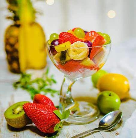 Letnie Orzeźwienie lody cytrynowe, truskawkowe i kiwi, owoce sezonowe Summer