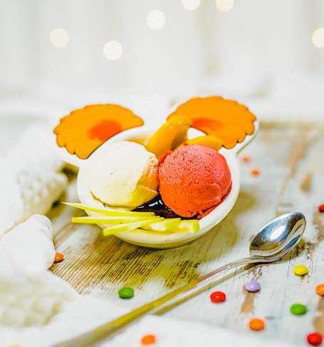 Lody Myszka lody truskawkowe, waniliowe, frużelina wiśniowa, owoce Mouse