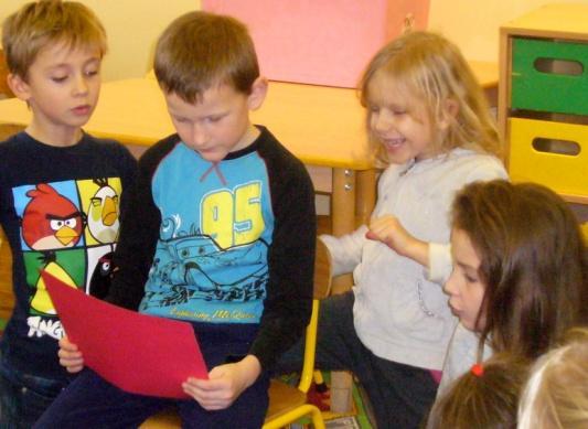 Dzieci poprzez udział w spotkaniach mają okazję kształtowania nawyku czytania oraz rozwijania