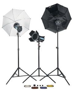 dwie lampy Quadralite Move 300, dwa statywy 200 cm, czasza 7, srebrna parasolka, softbox 60x90 cm. Z zespołem dwóch lamp o mocy 400 Ws to najmocniejszy komplet tej serii.