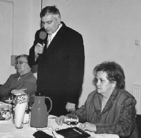 Nr 2/104 DYNOWINKA 9 Fot. Antoni Iwañski Dynowince na urodziny Juz z góra dziesiec lat temu, calkiem odwaznie i smialo Niewielkiej grupie szalenców wlasnej sie prasy zachcialo.