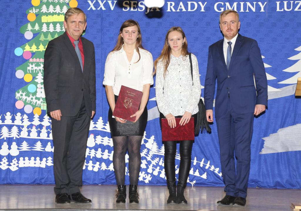 /Fot. Grażyna Malak/ Ad.8. Przewodniczący Rady Gminy Bartłomiej Formela w imieniu Rady Gminy Luzino złożył podziękowanie: a) przewodniczącemu Komitetu Organizacyjnego budowy pomnika prof.
