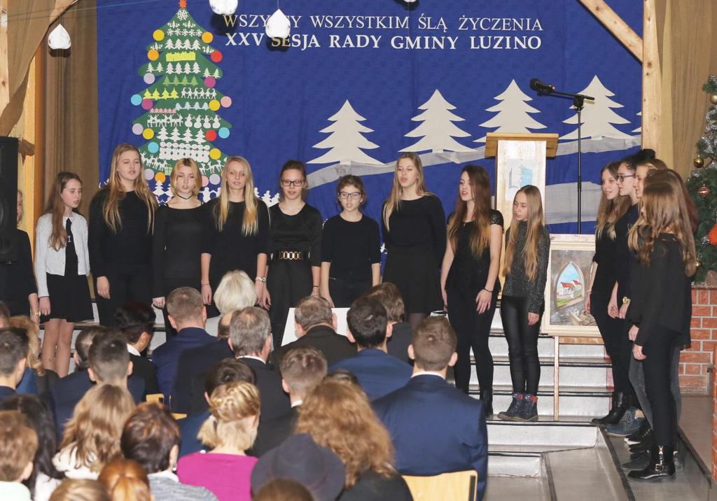/Fot. Grażyna Malak/ Przewodniczący Rady bardzo serdecznie podziękował chórowi i dyrygentowi Zofii Meyer za uświetnienie XXV sesji Rady Gminy. Ad.10.