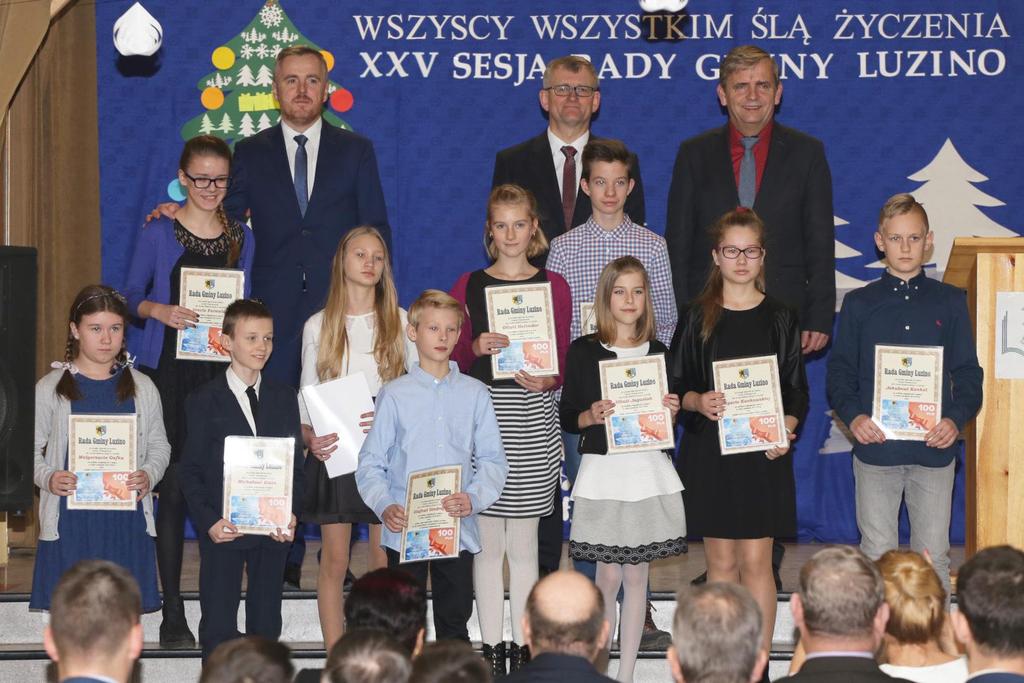 /Fot. Grażyna Malak/ Przewodniczący obrad Bartłomiej Formela jeszcze raz złożył osobom wyróżnionym, ich rodzicom i nauczycielom, serdeczne gratulacje za wybitne osiągnięcia naukowe.