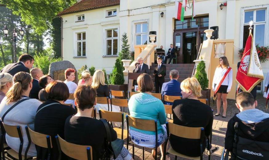 NOWE WYZWANIA Pierwszego września Zespół Szkół w Wieleniu powitał wypoczętych po wakacyjnej przerwie uczniów. W progach naszej szkoły zawitało blisko 200 osób.