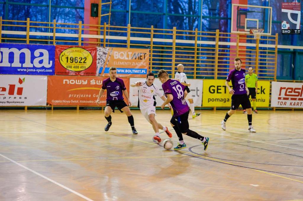 FUTSAL FUTSAL to w sporym uproszczeniu piłka nożna halowa, czyli najpopularniejsza amatorska i studencka gra zespołowa w naszym kraju.