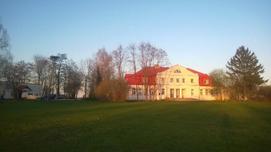 W świetlicy mogłoby być więcej zajęć dla dzieci, na przykład robotyka, fotografowanie, filmowanie. W budynku szkoły na strychu stoją krosna, można by je wykorzystać na warsztaty rękodzielnicze.