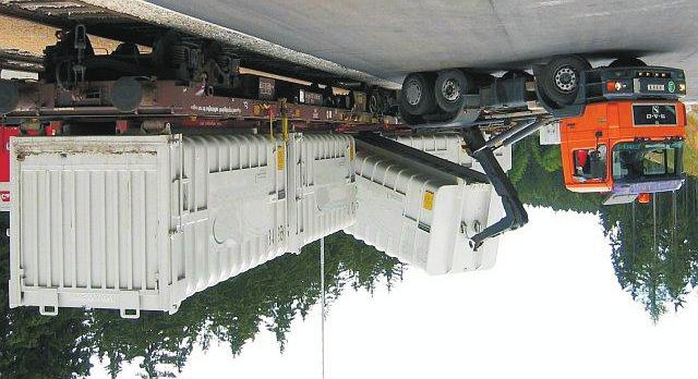transportu kombinowanego naczep samochodów ciężarowych. Wagon o takim przeznaczeniu konstruowany jest w Katedrze Mechaniki i Informatyki Stosowanej WAT [10, 11].