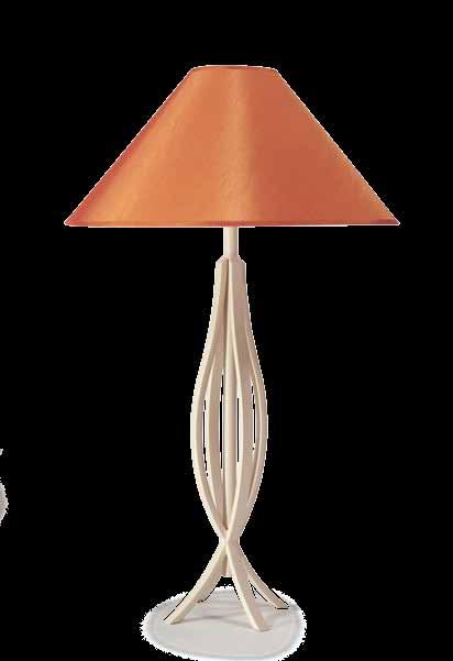 S E R I A L A M P C L A S S I C 1 0 2 Nowoczesna lampa gabinetowa wykonana z misternie wygiętych elementów w kształcie przypominającym amforę. Podstawa lampy pokryta elegancką powłoką ecru.