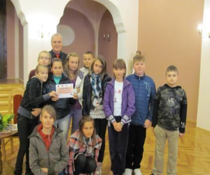 Dużym zainteresowaniem dzieci cieszą się spotkania z lokalnymi twórcami kultury.