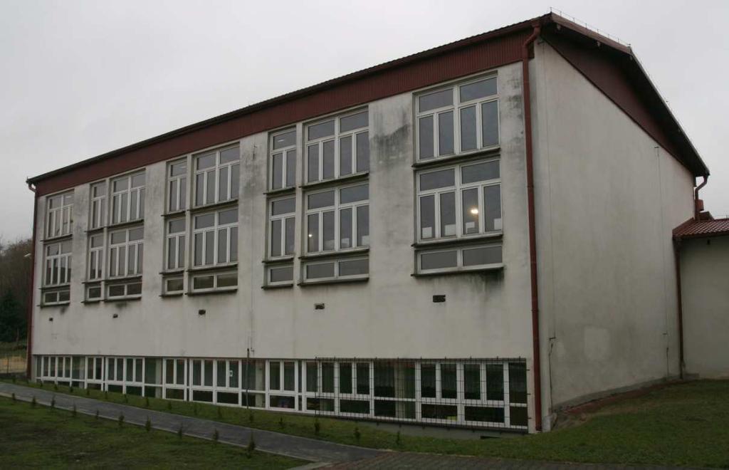 3. WYMIANA OKIEN I DRZWI WYMIANA STOLARKI OKIENNEJ SALI GIMNASTYCZNEJ TECHNOLOGIA: profile PCV, kolor biały, nawiewniki higrosterowane SZKLENIE: zestaw szyb termoizolacyjnych, U= 1.