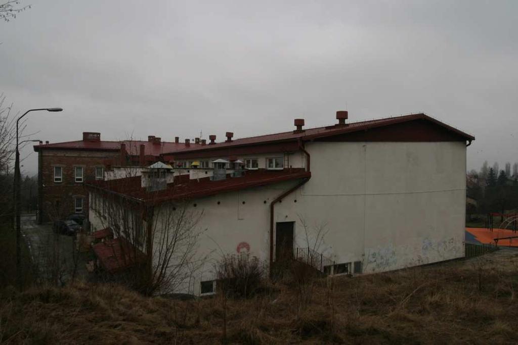 dnia 12 kwietnia 2002 r., Dz. U Nr 75, poz. 690), spełniające dodatkowo następujące wymagania: powierzchnie płyty - szorstkie po krojeniu z bloków; krawędzie - proste, ostre i bez wyszczerbień; 4.