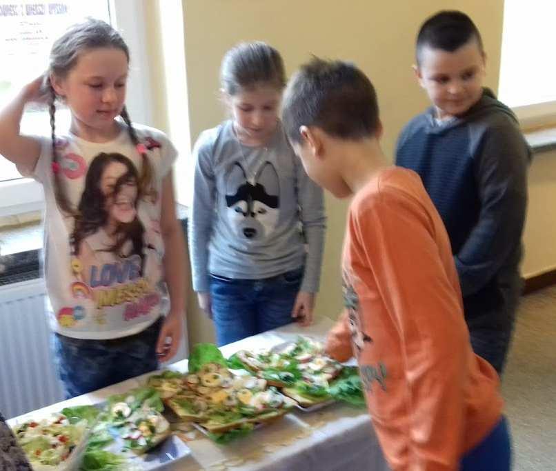 Dzień zakończył się w klasowym ogródku, gdzie dzieci zasadziły nowe roślinki w wyjątkowym wydaniu.