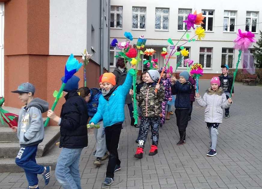 Ulicami rozbrzmiewała głośna muzyka, okrzyki i śpiew.