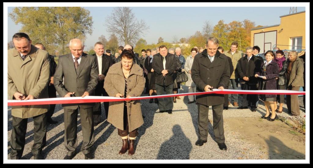 Przecięcie wstęgi: od lewej J.Tyburski, W. Topolewski, H. Raszkowska, R. Potwardowski. Poniżej Ks. Marek Smogorzewski podczas poświęcenia drogi.