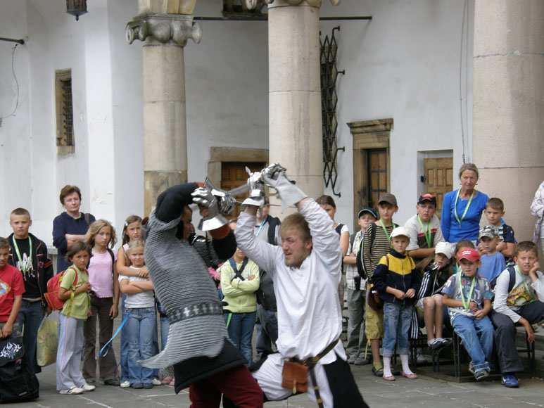 14. Zorganizowano i przeprowadzono Biesiady BoŜonarodzeniowe w rejonach dla 144 os. 15. Zorganizowano Kiermasz BoŜonarodzeniowy w dniu 22.12.09r.