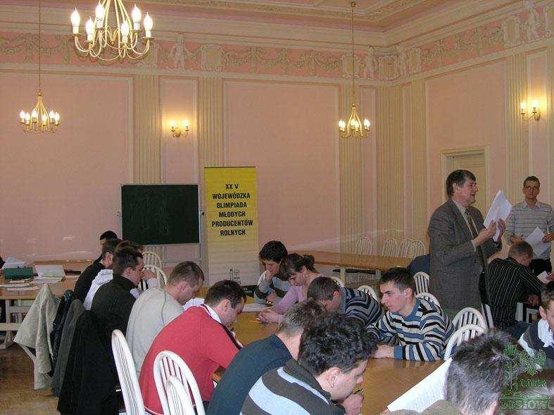 V. Pozaszkolna Oświata Rolnicza Pozaszkolna działalność oświatowa w roku 2009 sprowadzała się głównie do organizacji szkoleń dla producentów rolnych, młodzieŝy wiejskiej, mieszkańców obszarów