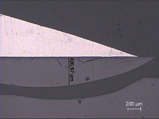 a) b) Rys. 5. Pęknięcie w pobliżu TL w układzie: a) AgTi1/C v, b) AgZr1/C v Fig. 5. Crack in the glassy carbon near triple line in the: a) AgTi1/C v, b) AgZr1/C v system ność węgla i tytanu, co może sugerować tworzenie się węglika tytanu.