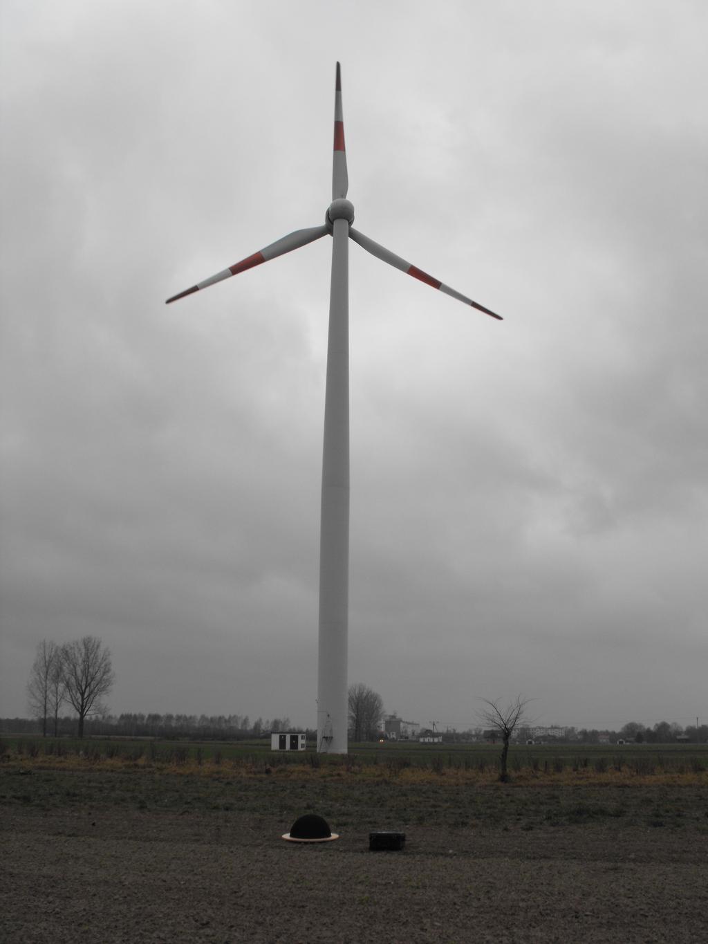 Schemat poglądowy rozmieszczenia elementów układu pomiarowego względem badanej turbiny wiatrowej Schematic diagram of the measuring system element arrangement in relation to the tested wind turbine