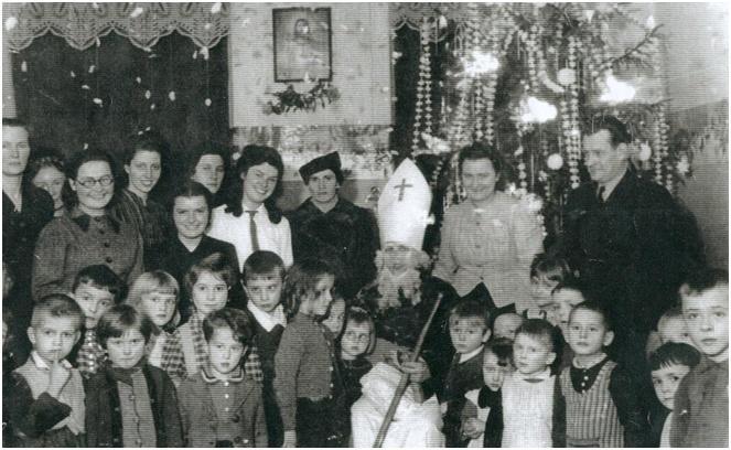 Alina w Ochronce nr 5 (piąta od lewej).