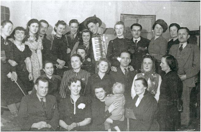 Luty 1943 r. Spotkanie towarzyskie w Ochronce nr 5. Alina (u góry w środku, obok akordeonisty), jako cyganka.